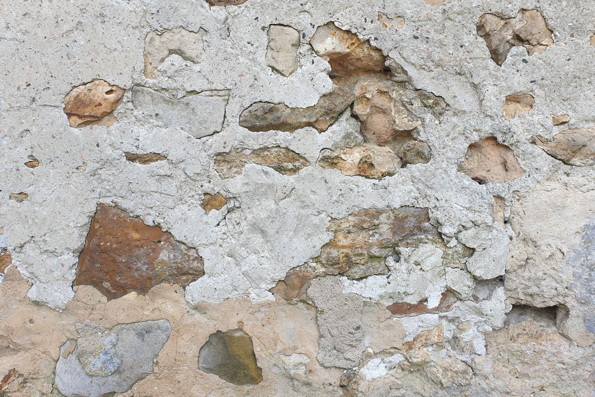 Mur ancien dont l enduit s écaille, laissant apparaître la pierre