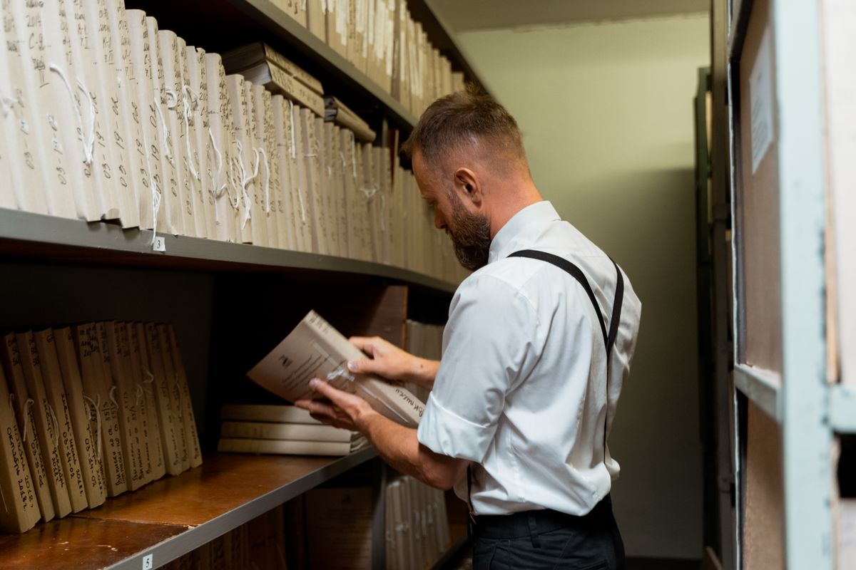Personne consultant des dossiers dans des archives
