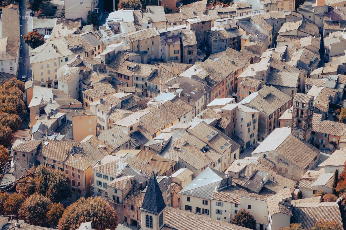 Vue plongeante sur les toits d un centre ancien