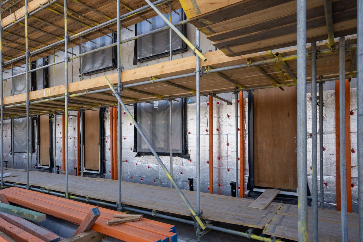 Intérieur de chantier avec échafaudage et cloisons