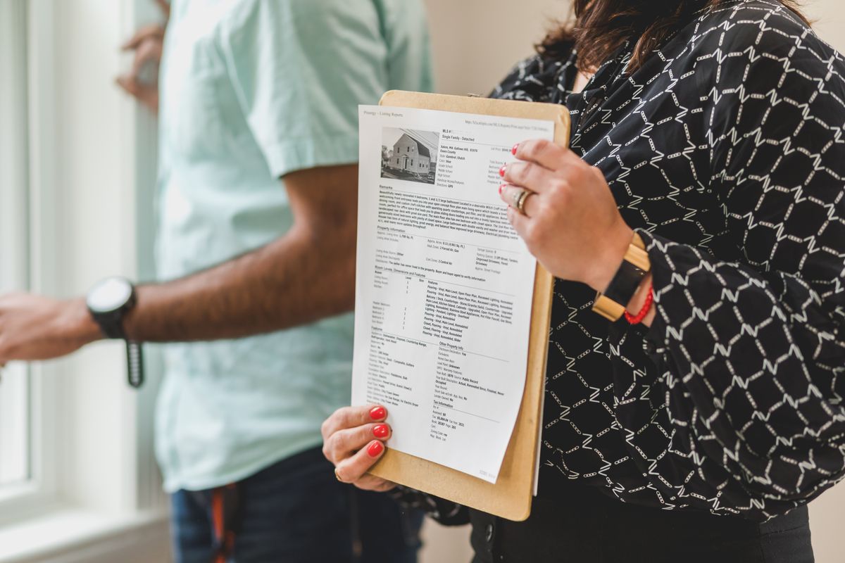 Personne présentant un rapport sur un porte-documents